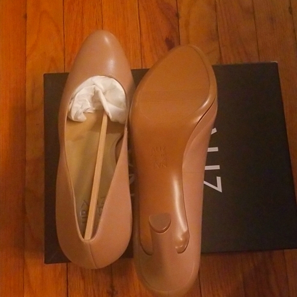 Naturalizer Shoes - Picture 3 of 5